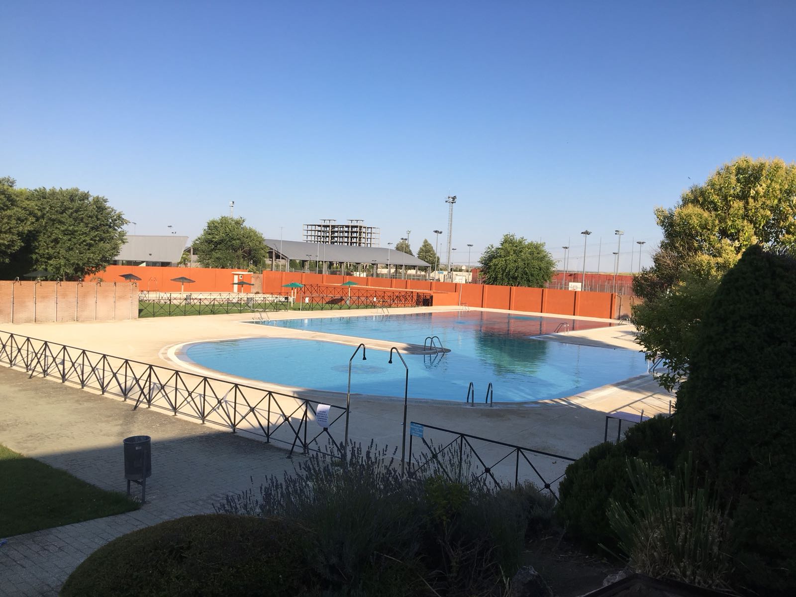 El pleno municipal aprueba por unanimidad secuestrar la concesión de la piscina municipal a la empresa Neo